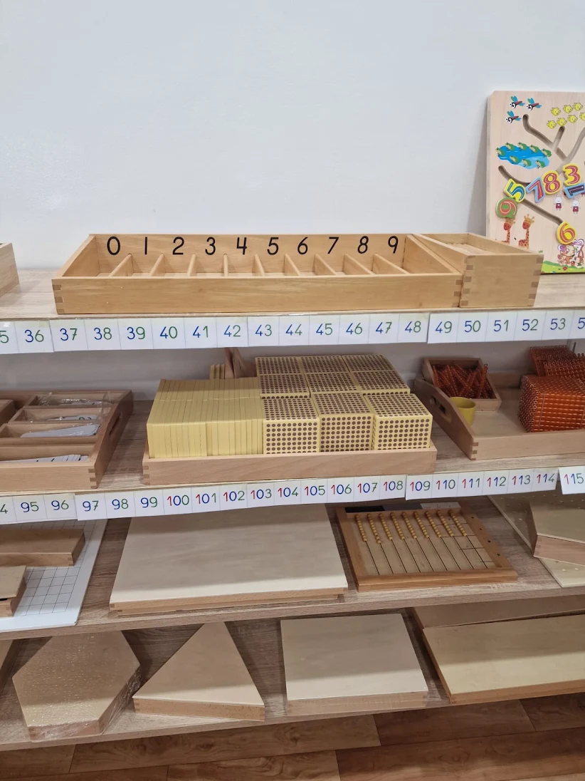 Matériel Montessori sur les étagères de la classe