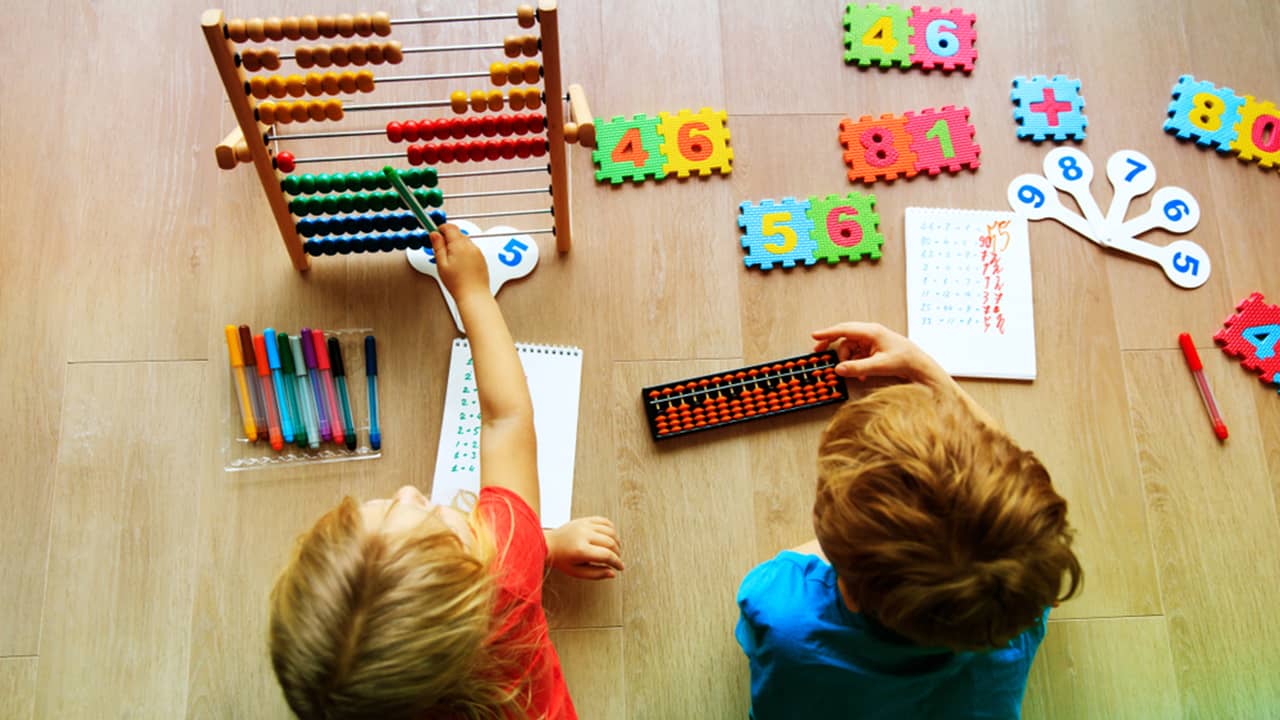 Enfants jouant avec du matériel éducatif