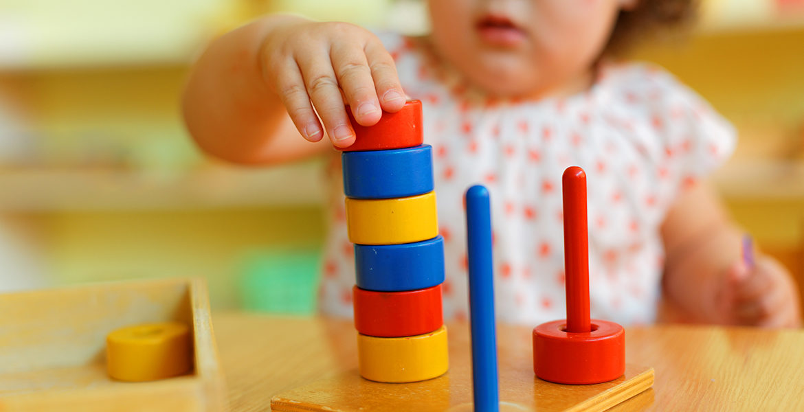 Enfant manipulant du matériel Montessori